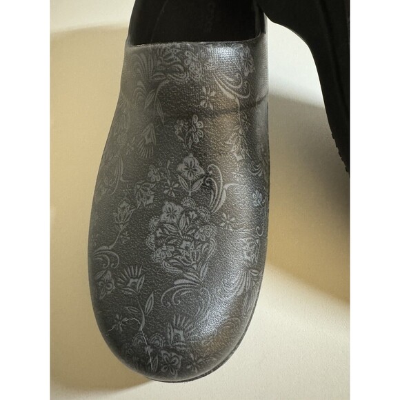 Crocs 205385-0ZC Women’s Clog Neria Pro II Floral size 10 Black Nursing EUC - Picture 2 of 9